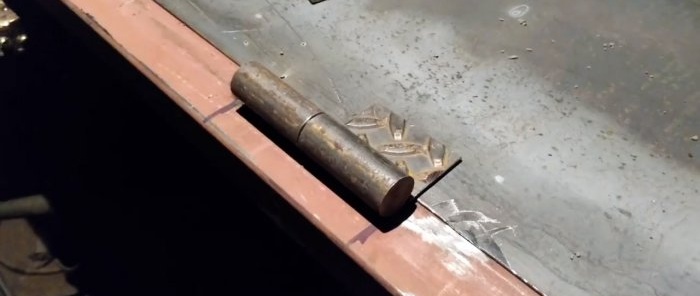 Hvordan sveise hengsler jevnt og korrekt på en ståldør eller port