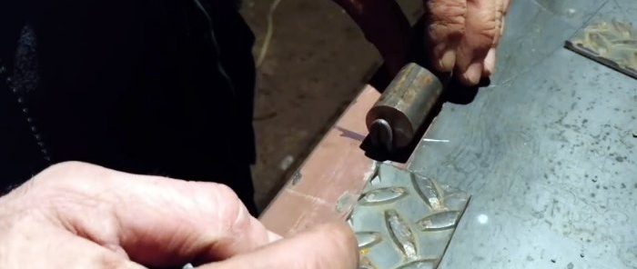 Hvordan sveise hengsler jevnt og korrekt på en ståldør eller port