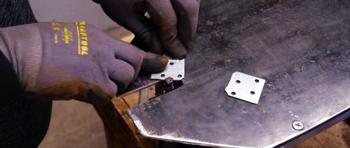 Ako vyrobiť jednoduchý stroj na tvarové rezanie kovu z vŕtačky