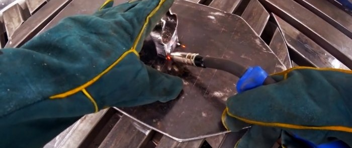 Sådan laver du en simpel maskine til formet skæring af metal fra en boremaskine