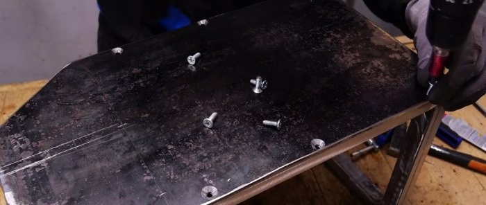 Cum să faci o mașină simplă pentru tăierea în formă a metalului dintr-un burghiu