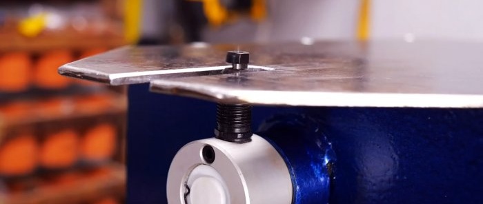 Cómo hacer una máquina sencilla para cortar metal con forma de taladro.