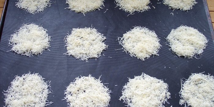 Scaglie di formaggio al forno