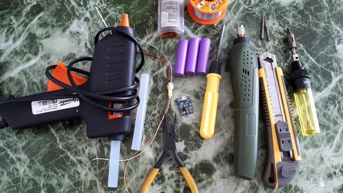 How to transfer a device from batteries to a battery with built-in charging