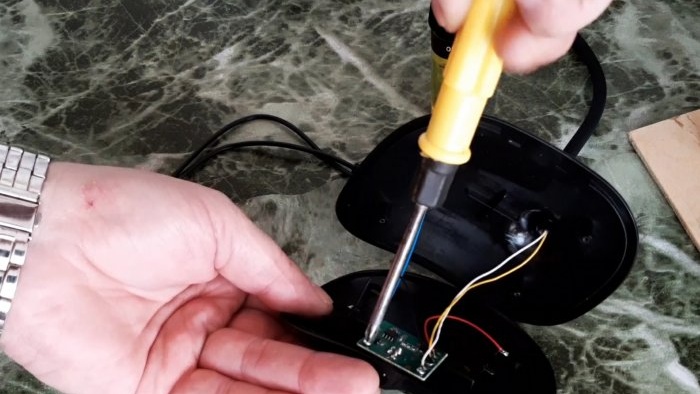 Come trasferire un dispositivo dalle batterie a una batteria con ricarica integrata