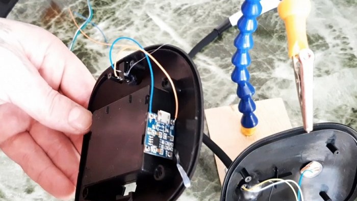 Come trasferire un dispositivo dalle batterie a una batteria con ricarica integrata