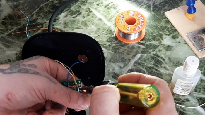 Hogyan helyezzünk át egy eszközt akkumulátorról beépített töltéssel rendelkező akkumulátorra