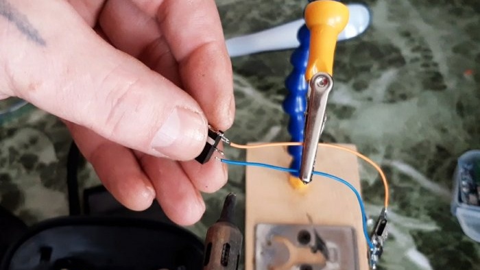 Kako prebaciti uređaj s baterija na bateriju s ugrađenim punjenjem