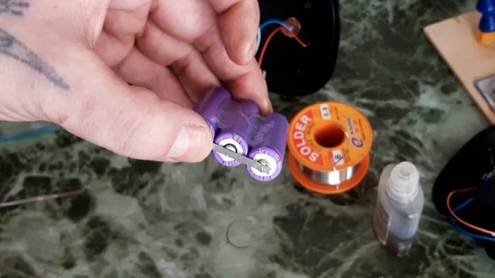 Cara memindahkan peranti daripada bateri ke bateri dengan pengecasan terbina dalam