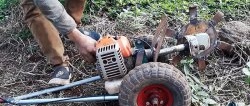 Gör-det-själv-grävmaskin gjord av en röjskärare och en trasig kvarn