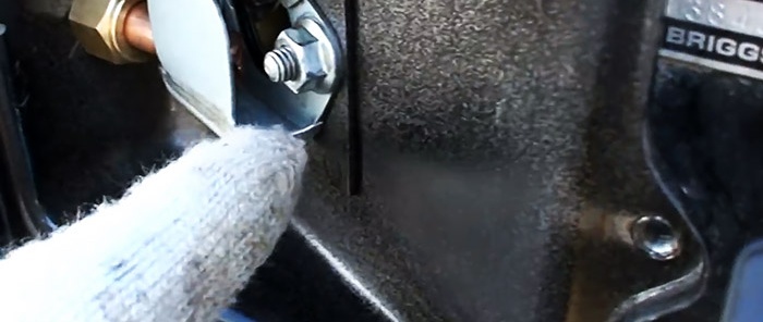 Sådan konverteres en benzin-gå-bag-traktor til gas
