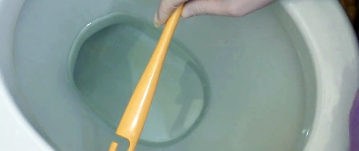Một cách đáng tin cậy để làm sạch nhà vệ sinh khỏi cặn vôi
