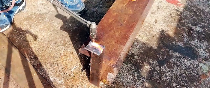 Come realizzare un dispositivo per il sollevamento di contenitori su un martinetto idraulico