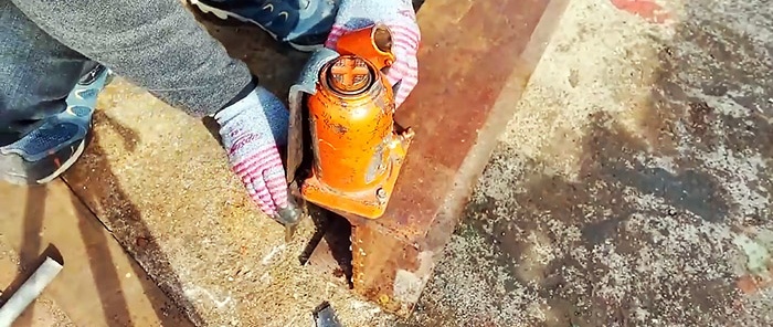 Paano gumawa ng isang aparato para sa pag-aangat ng mga lalagyan sa isang hydraulic jack