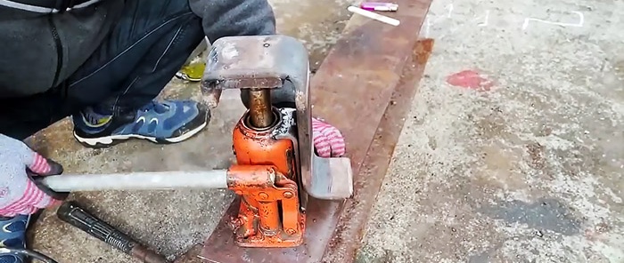 Paano gumawa ng isang aparato para sa pag-aangat ng mga lalagyan sa isang hydraulic jack