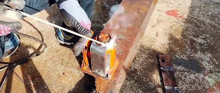 Kā izgatavot ierīci konteineru pacelšanai uz hidrauliskā domkrata