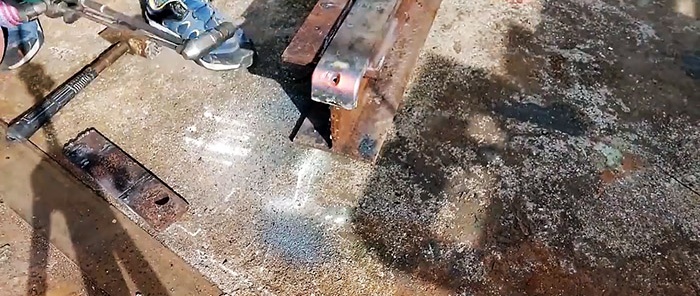 Kaip pasidaryti įtaisą konteineriams kelti ant hidraulinio domkrato