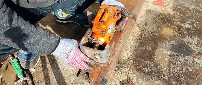 Hoe je een apparaat maakt voor het heffen van containers op een hydraulische krik