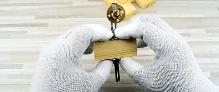 Comment fabriquer une scie sauteuse électrique 12 V à partir de matériaux de récupération