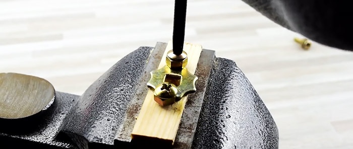 Comment fabriquer une scie sauteuse électrique 12 V à partir de matériaux de récupération