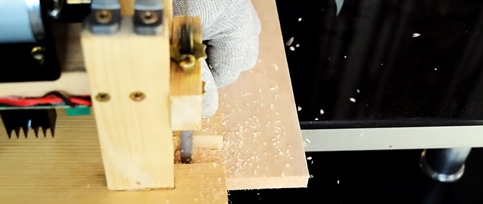 Cara membuat jigsaw elektrik 12 V daripada bahan sekerap
