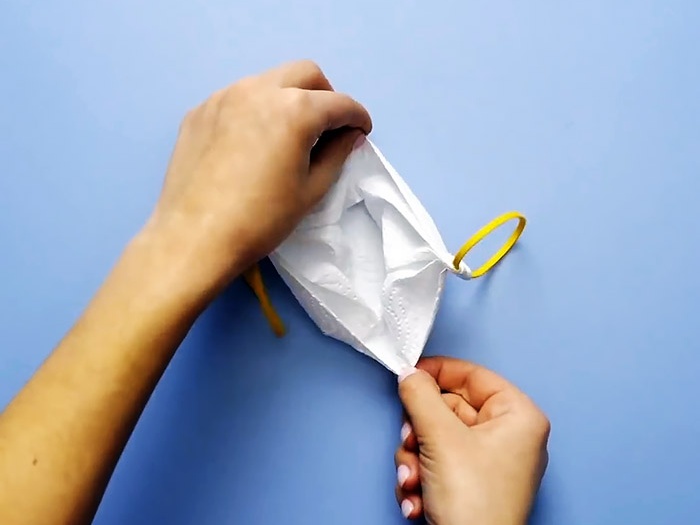 How to make a medical mask from a paper towel in 2 minutes