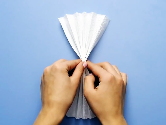 Cách làm khẩu trang y tế từ khăn giấy trong 2 phút