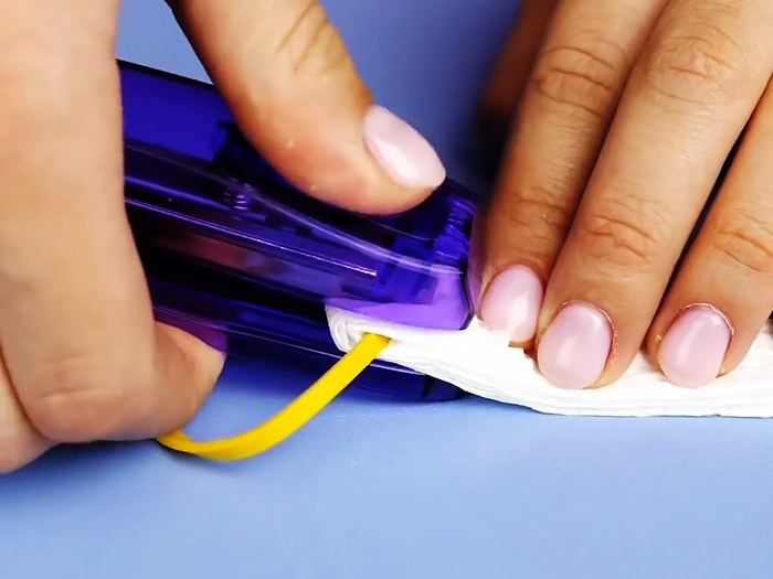 Hvordan lage en medisinsk maske fra et papirhåndkle på 2 minutter