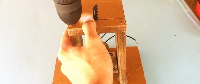 Mini sierra de calar de 3,7 V con tus propias manos