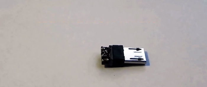 Cómo hacer un adaptador para conectar una unidad flash a un teléfono inteligente
