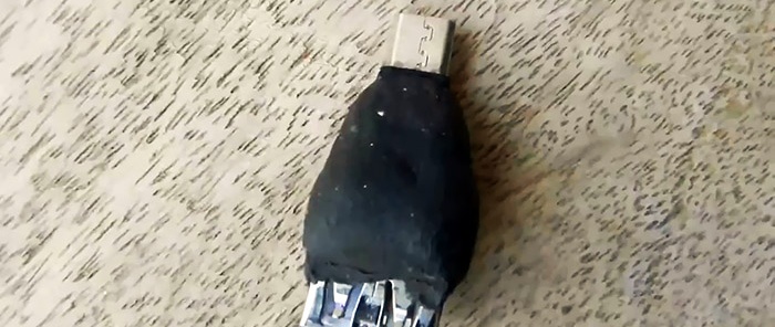 Paano gumawa ng adaptor upang ikonekta ang isang flash drive sa isang smartphone