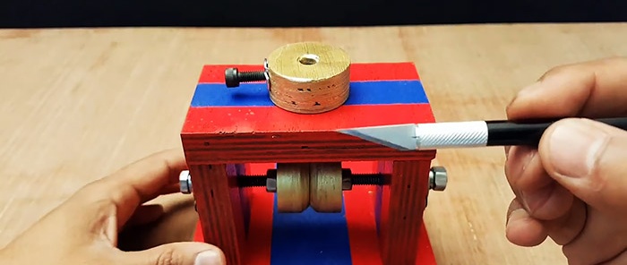 Πώς να φτιάξετε μια μηχανή για την απογύμνωση της μόνωσης από οποιαδήποτε σύρματα
