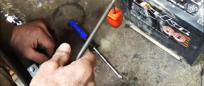 Como magnetizar instantaneamente uma chave de fenda usando uma bateria