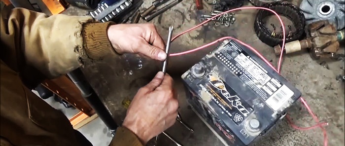 Cómo magnetizar instantáneamente un destornillador usando una batería