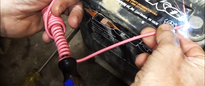 Hvordan man øjeblikkeligt magnetiserer en skruetrækker ved hjælp af et batteri
