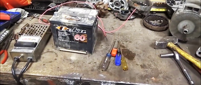 Cómo magnetizar instantáneamente un destornillador usando una batería