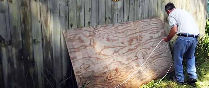 3 formas de transportar fácilmente grandes láminas de madera contrachapada solo