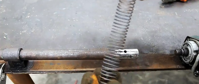 Hvordan man laver en anordning til vikling af fjedre fra en kværn gearkasse