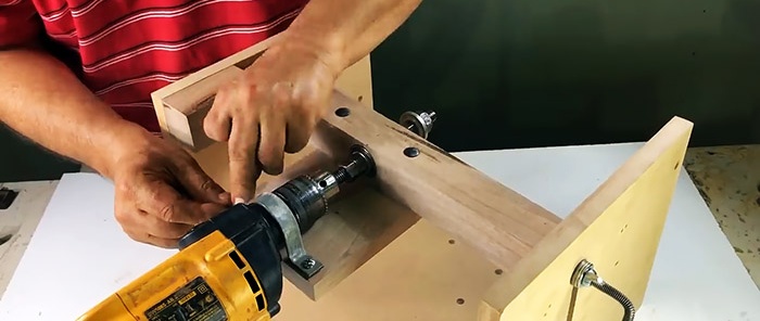 Paano gumawa ng isang compact circular saw mula sa isang drill na may adjustable cutting depth