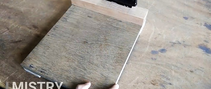 Egyszerű kézi körfűrészállvány ajtópántból és rétegelt lemezből