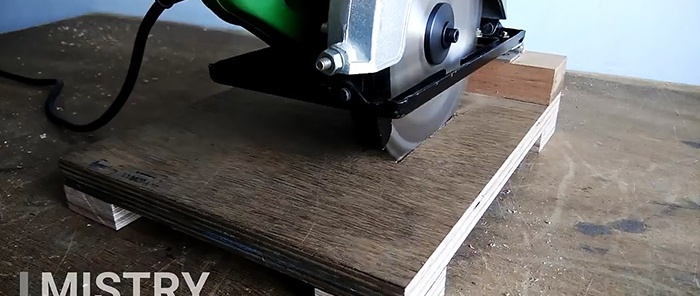 Simple handheld circular saw stand made from door hinge and plywood