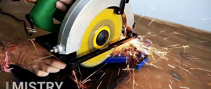 Simpleng handheld circular saw stand na gawa sa bisagra ng pinto at playwud