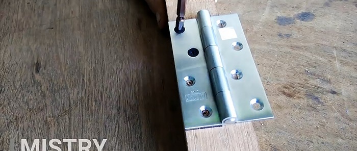 Kapı menteşesi ve kontrplaktan yapılmış basit el tipi daire testere sehpası