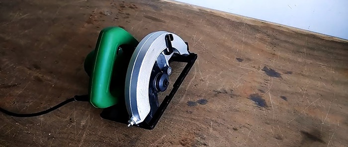 Simpleng handheld circular saw stand na gawa sa bisagra ng pinto at playwud