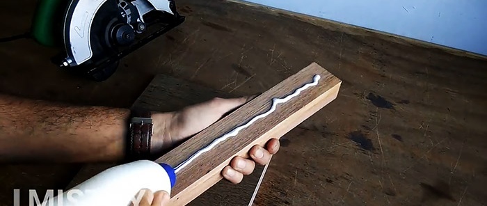 Einfacher Handkreissägenständer aus Türscharnier und Sperrholz