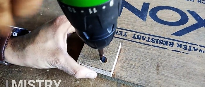 Simple handheld circular saw stand made from door hinge and plywood