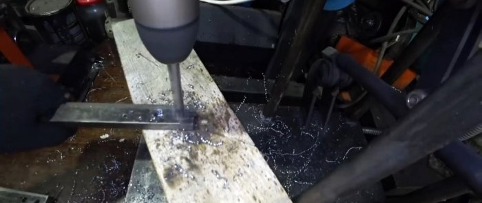 Hur man gör en enkel maskin av en skena för att göra kedjor