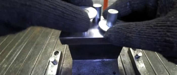Hogyan készítsünk sínből egyszerű gépet láncok készítéséhez
