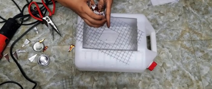 Pułapka na myszy wykonana z plastikowego pojemnika