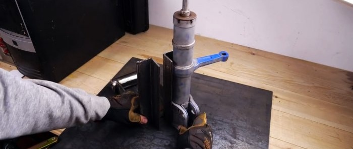 Kako napraviti stroj za rezanje od kutne brusilice i starih amortizera
